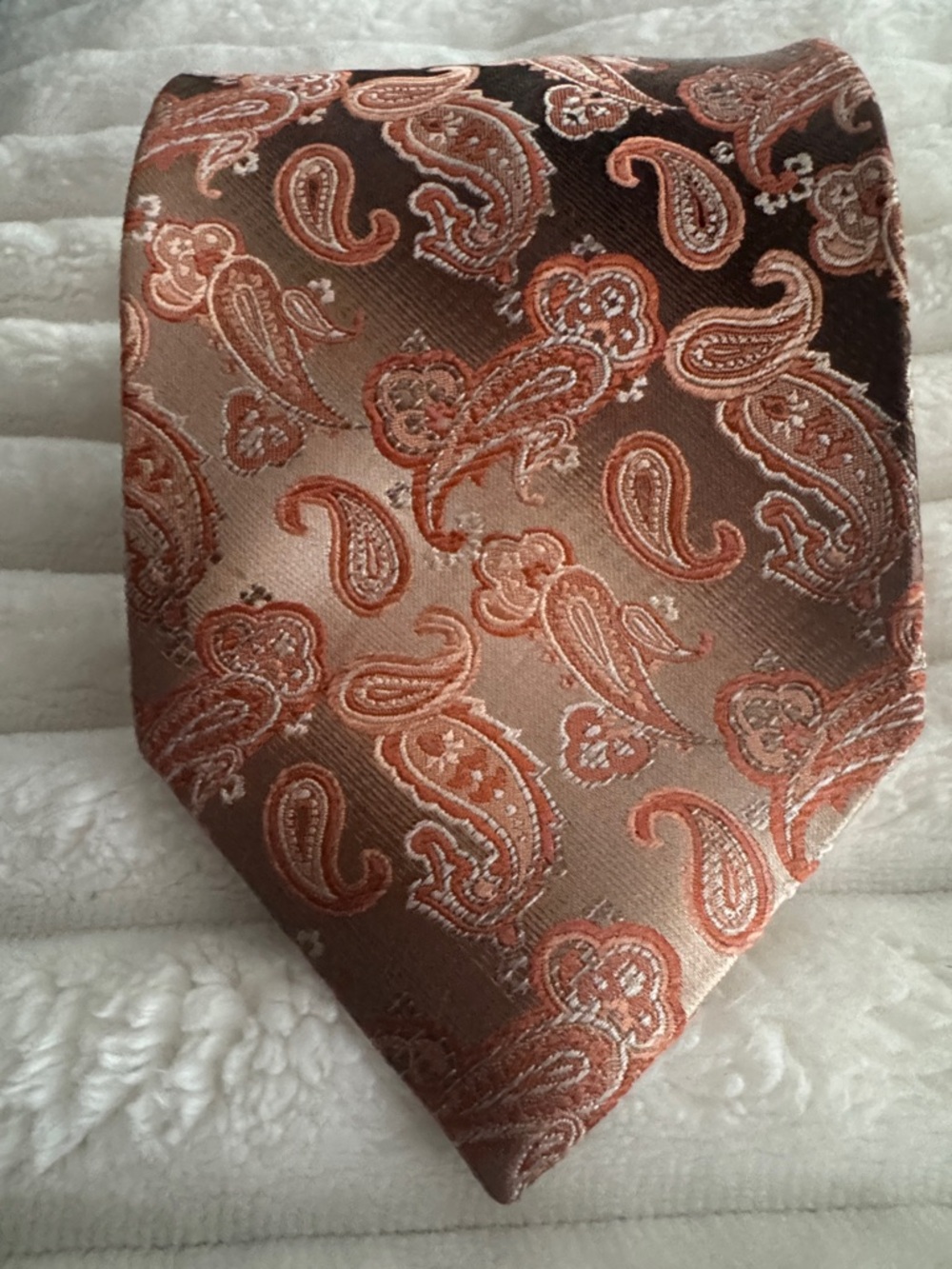 Elegant Pronto Uomo Peach and Beige Paisley Silk Tie
